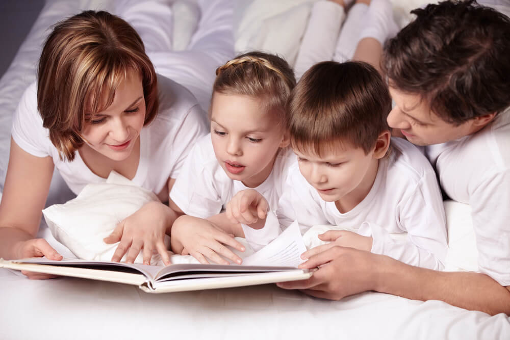 Afinal, além de beneficiar o futuro da criança, a leitura também estreitará o laço criado entre mãe e filho.