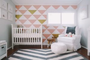 Quarto de bebe com linhas geometricas para decorar de forma moderna