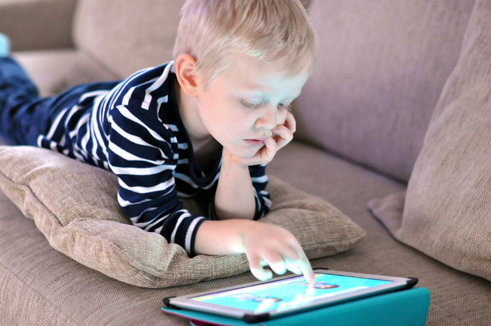 Dicas para lidar com os malefícios da internet na vida de seu filhoi