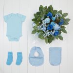Bouquet roupinha bebe body meia babador presente personalizado maternidade nascimento azul menino comprar – composica
