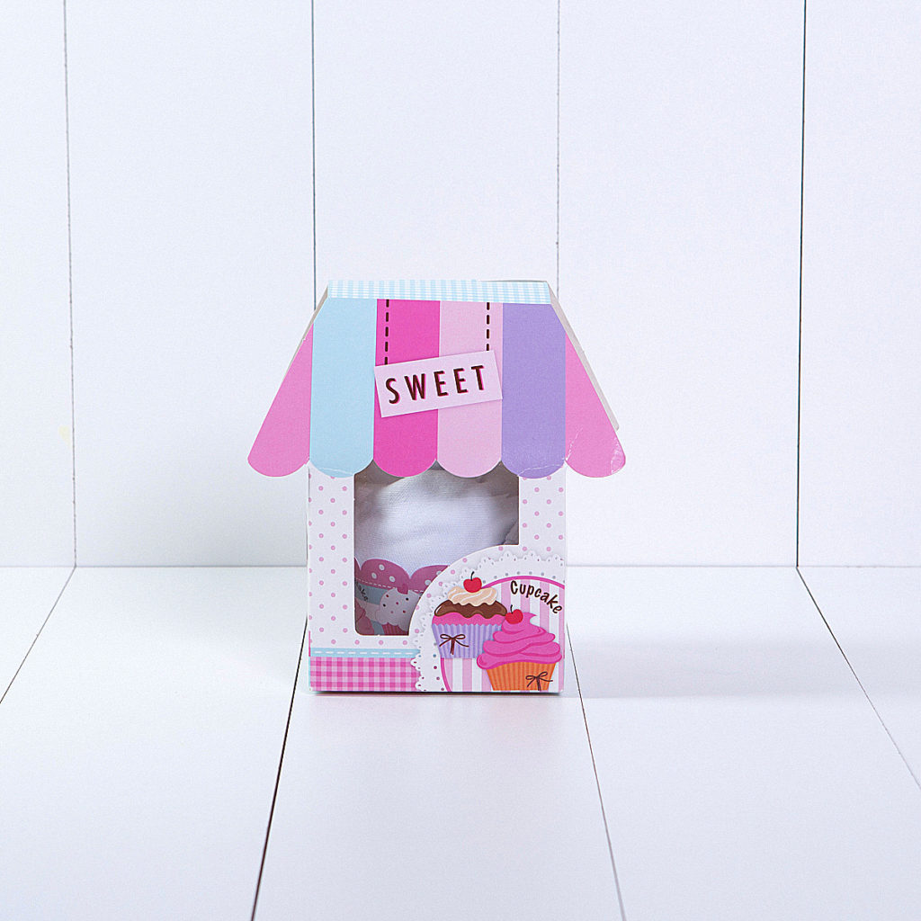 Cupcake de babador e paninho de boca para presentear recém-nascido