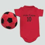 Body personalizado com nome e numero vermelho e preto e bola de futebol