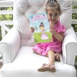 Yasmim com livro personalizado princesas – 72 dpi