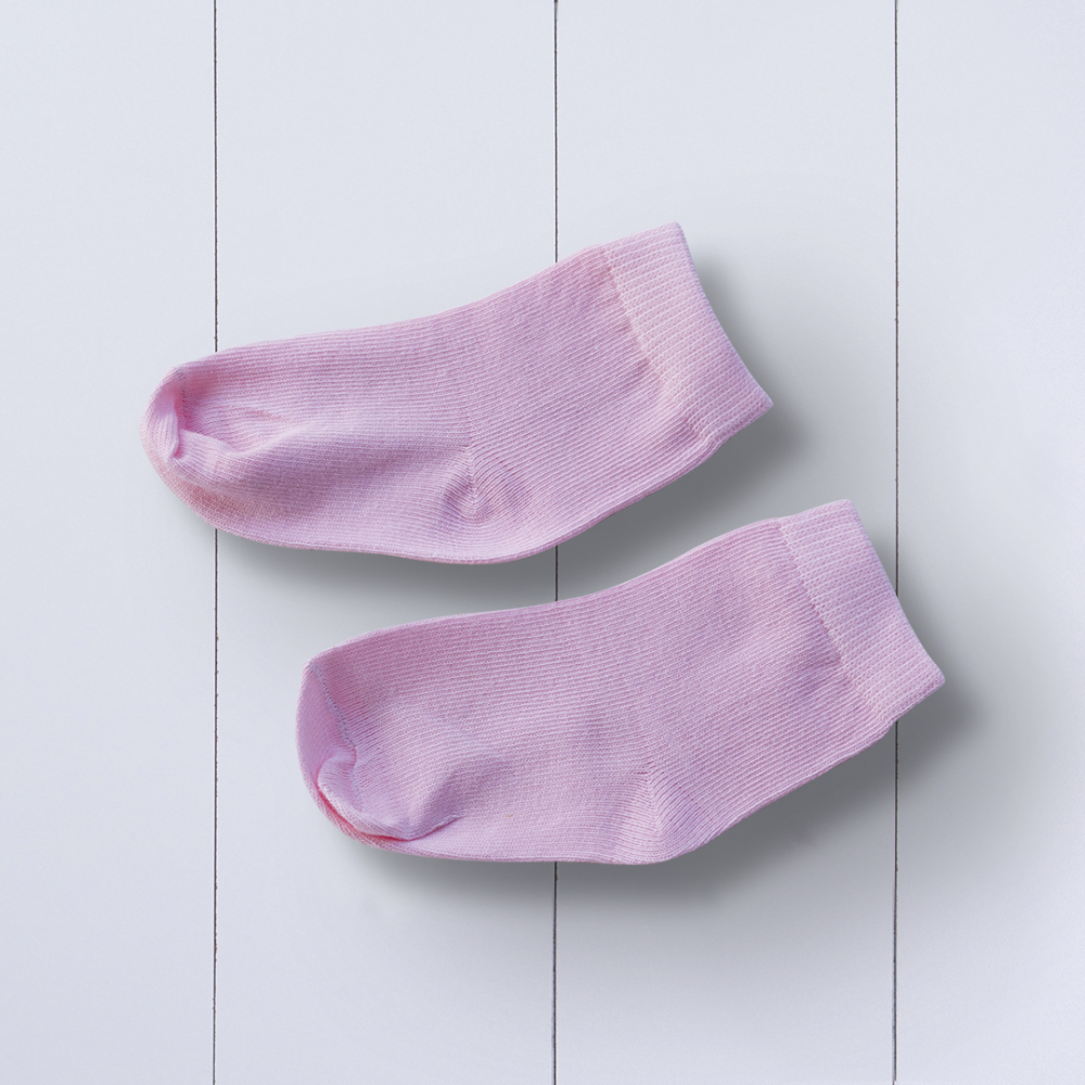 Par de meias rosa para bebê recém-nascido.