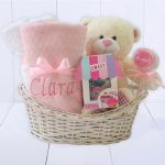 Cesta presente bebe com toalha felpuda rosa meninas