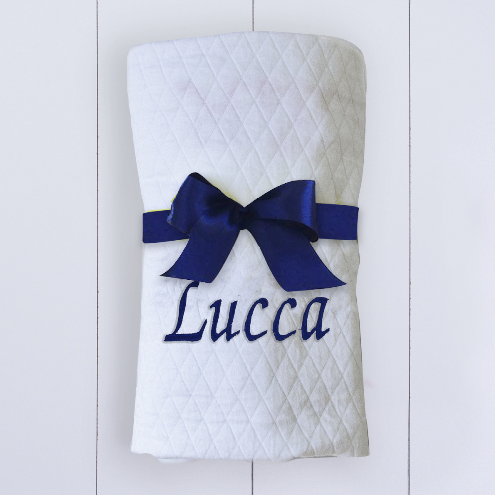 Presente para recém-nascido menino - manta bebê personalizada com nome - matelassê branca com bordado azul marinho