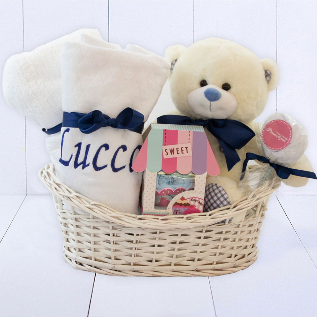 Cesta presente bebe com tolalha felpuda personalizado azul marinho e branca