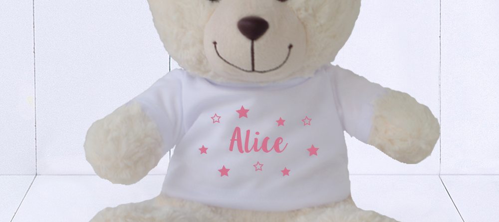 Ursinho pelúcia com camiseta personalizada para Kit bebê - cesta maternidade