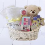 Cesta com Kit Banho – branca neutra – NOVA – fundo nosso tablado