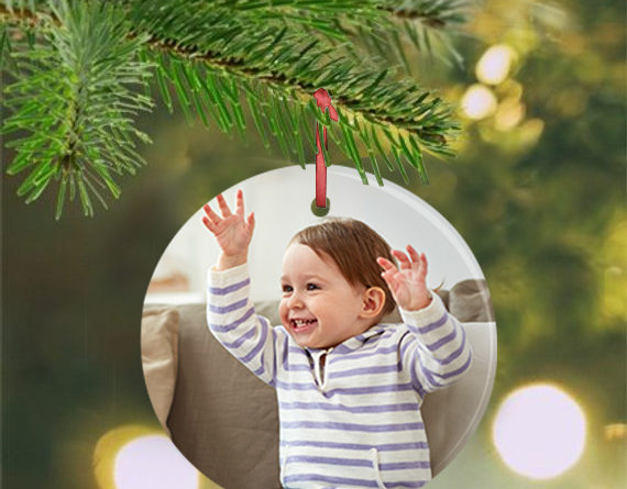 Enfeite de árvore de natal redondo com a foto do bebê