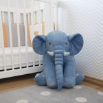 Elefante de pelúcia no quarto – azul