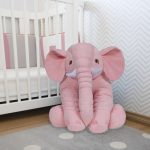 Elefante de pelúcia – BRUMAR 60CM – ROSA – no quarto