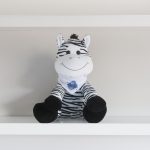 Zebra pelúcia BRU com bandana personalizada – logo