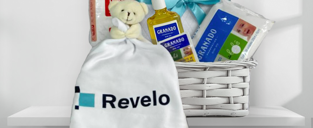Cesta Maternidade Corporativa com naninha com logo