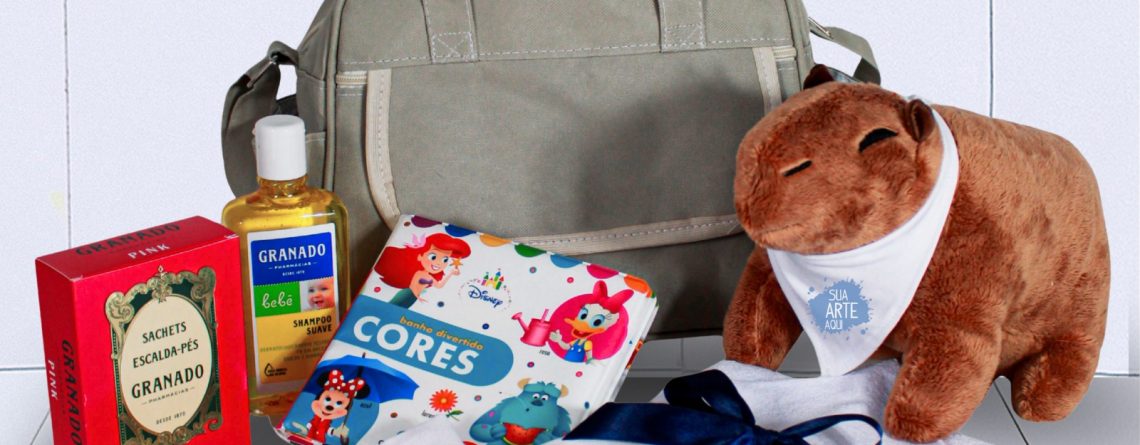 Kit Mamãe Bebê c. Bolsa frasqueira, pelúcia de capivara, Toalha, Paninho de boca de fralda, Shampoo Granado,Livro de banho, Caixa com sachês escalda-pés
